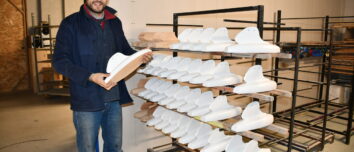 un homme montre des jouets peints