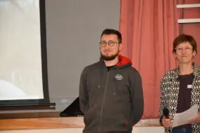 Deux personne à une tribune