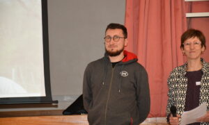 Deux personne à une tribune