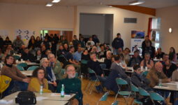 Une assemblée de personnes dans une salle