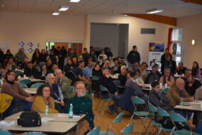 Une assemblée de personnes dans une salle