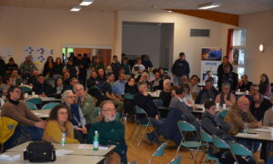 Une assemblée de personnes dans une salle