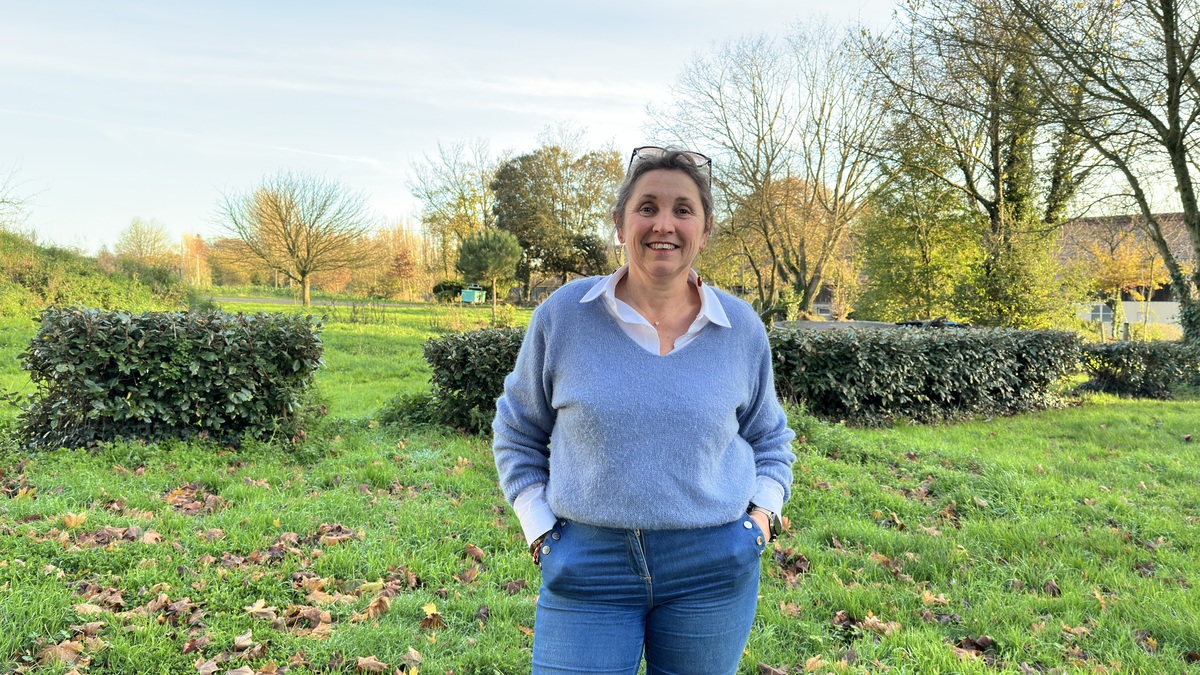 Une femme avec les mains dans les poches dans un jardin - Illustration Donner envie de rester… ou de se lancer