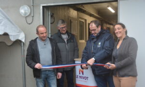 Des gens coupent un ruban d'inauguration