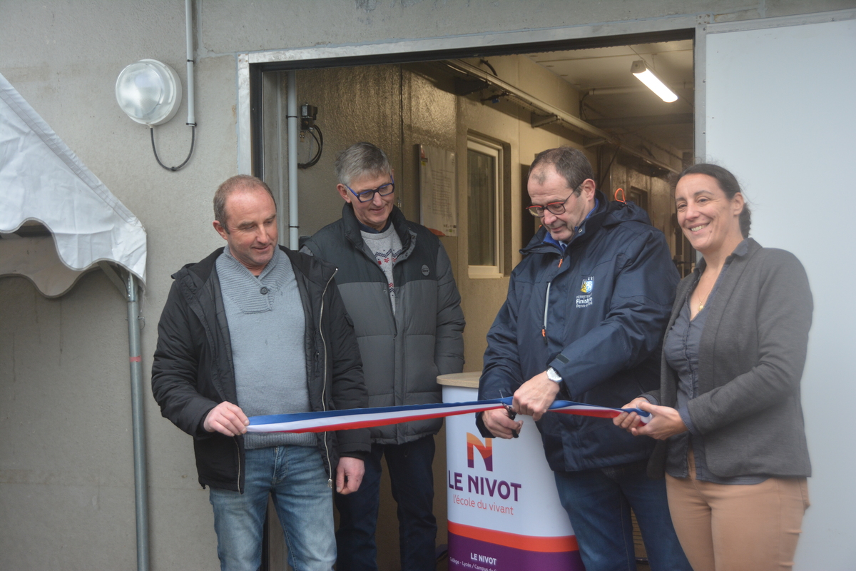 Des gens coupent un ruban d'inauguration - Illustration Inauguration de l’engraissement