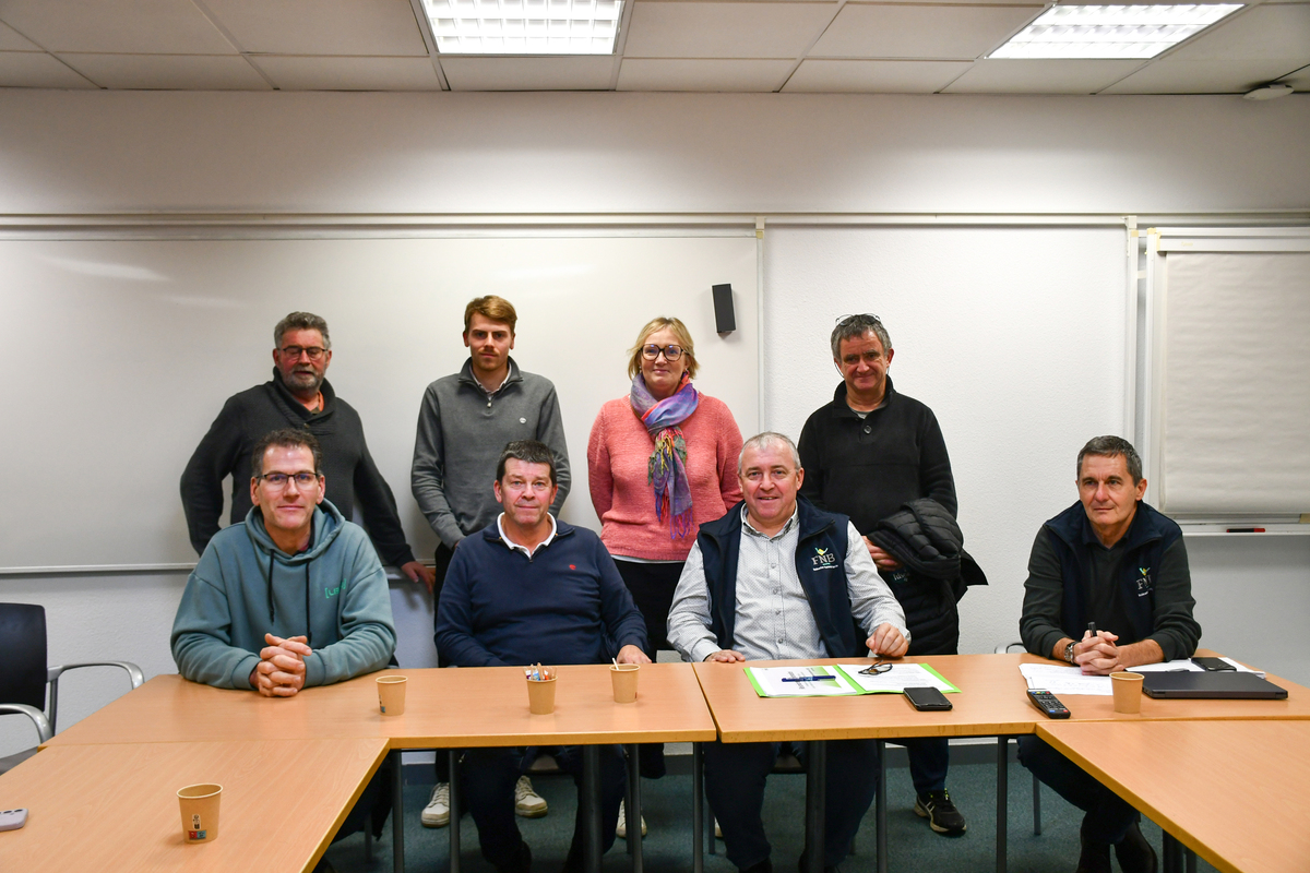 Des personnes dans une salle, une rangée assise devant et l'autre debout derrière - Illustration Pérenniser les revenus