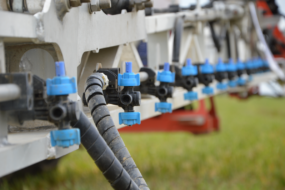 Gros plan sur des buses de puvérisation agricole