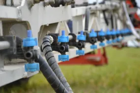 Gros plan sur des buses de puvérisation agricole