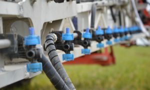 Gros plan sur des buses de puvérisation agricole