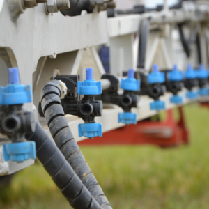 Gros plan sur des buses de puvérisation agricole