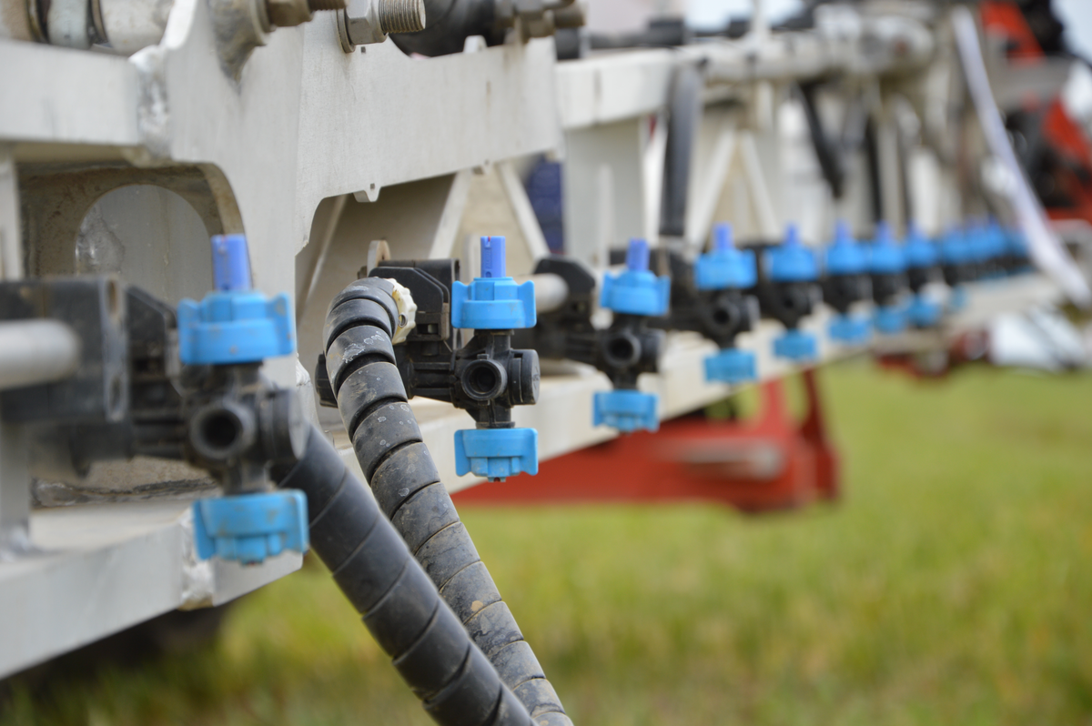 Gros plan sur des buses de puvérisation agricole - Illustration Comment pulvériser efficacement