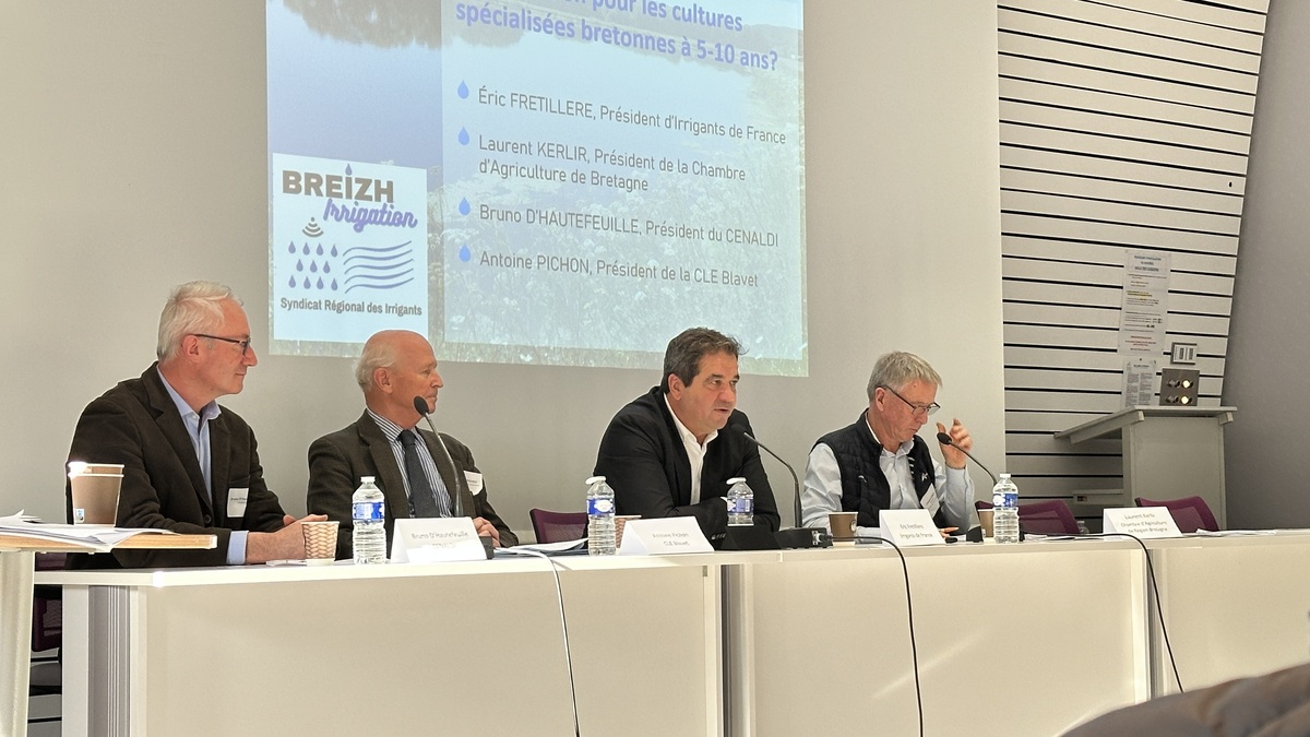 Des personnes à une tribune avec un grand écran derrière - Illustration La Bretagne peine  à développer l’irrigation