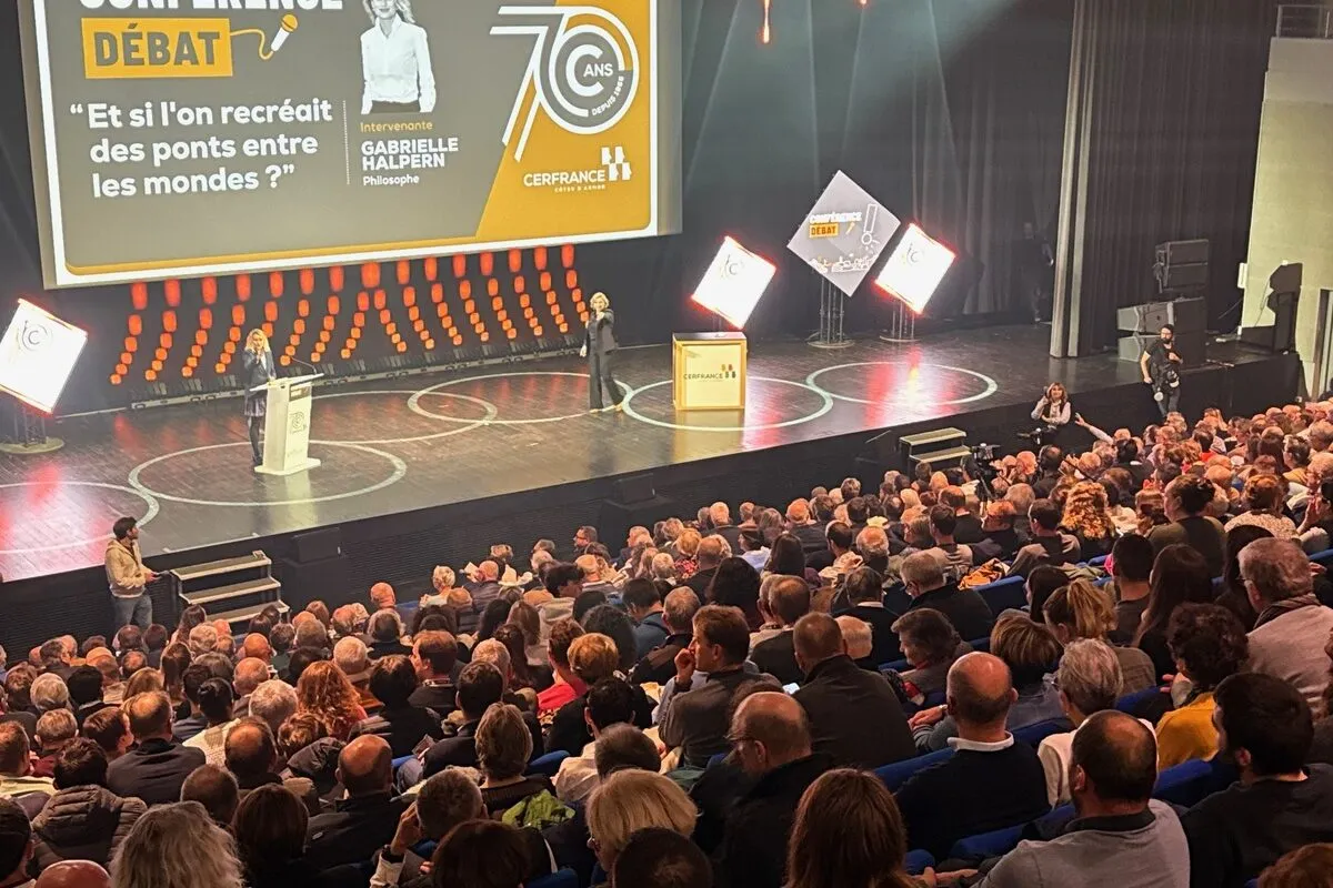 Une assemblée dans une salle de conférence - Illustration Conduire des gens différents à la métamorphose réciproque