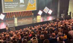 Une assemblée dans une salle de conférence