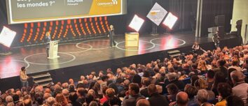 Une assemblée dans une salle de conférence