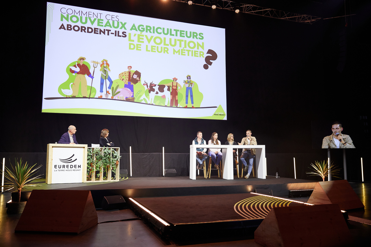 Des personnes sur une scène à une tribune avec un écran géant derrière - Illustration Assemblée générale & Rencontre annuelle Eureden 