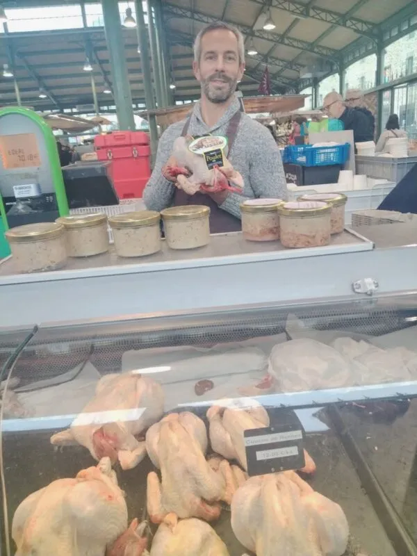 Olivier Renault, éleveur à Louvigné-de-Bais (35) et président de l’association des producteurs de poulets « Coucou de Rennes » sur le marché de Rennes.