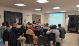 Un groupe de personnes dans une salle en visio