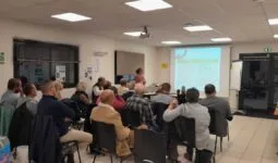 Un groupe de personnes dans une salle en visio
