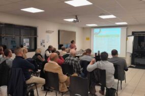 Un groupe de personnes dans une salle en visio