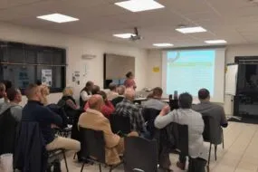 Un groupe de personnes dans une salle en visio