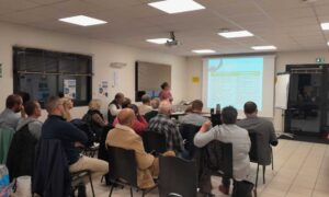 Un groupe de personnes dans une salle en visio