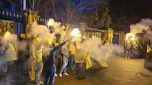 Des gens manifestent avec des fumigènes