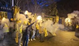 Des gens manifestent avec des fumigènes