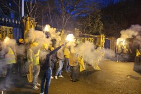 Des gens manifestent avec des fumigènes