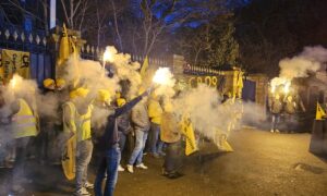 Des gens manifestent avec des fumigènes