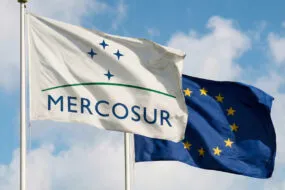 Le drapeau du mercosur et de l'Europ en haut d'un mat, celui du mercosur devant celui de l'Europe