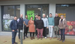 Des personnes debout devant une devanture de bureaux