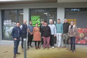 Des personnes debout devant une devanture de bureaux