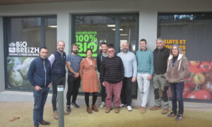 Des personnes debout devant une devanture de bureaux