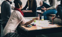 étudiants autour d'une table