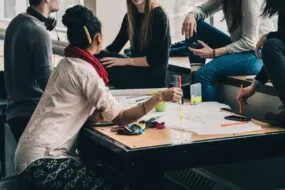 étudiants autour d'une table
