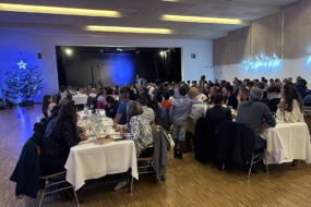 Des personnes dans une salle pour un repas de Noël