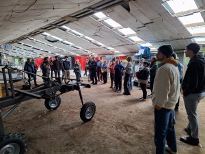 Des personnes dans un hangar autour de machines agricoles - Illustration L’Atelier paysan a inauguré ses nouveaux locaux
