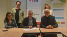 Des personnes signent une convention