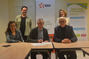 Des personnes signent une convention