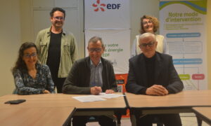 Des personnes signent une convention