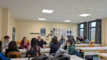Des professionnels et des élèves dans une salle de classe
