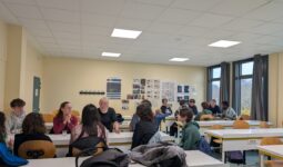 Des professionnels et des élèves dans une salle de classe