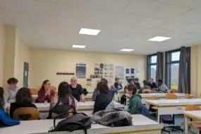 Des professionnels et des élèves dans une salle de classe