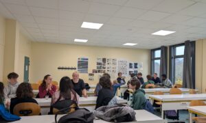 Des professionnels et des élèves dans une salle de classe