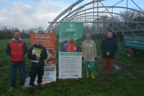 Des personnes devant un tunnel de maraîchage