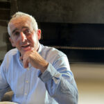 Portrait d'un homme avec la main sur le menton