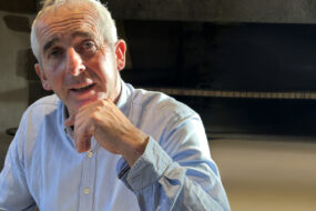 Portrait d'un homme avec la main sur le menton