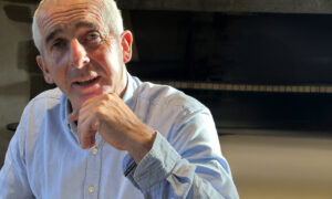 Portrait d'un homme avec la main sur le menton