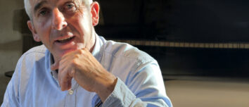 Portrait d'un homme avec la main sur le menton